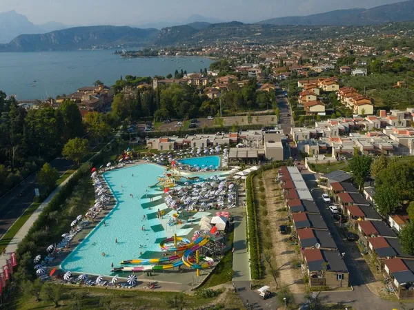 Aperçu des hébergements Roan et de la piscine du camping Roan Cisano San Vito.