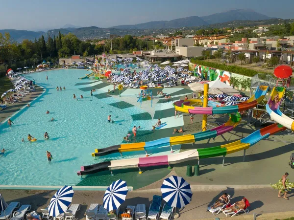 Complexe aquatique avec toboggans et jeux d'eau au camping Roan Cisano San Vito.