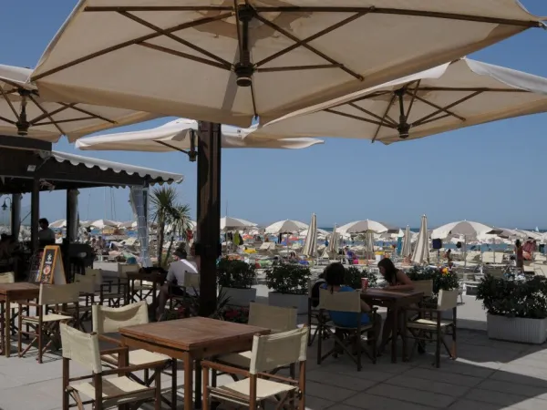 Terrasse sur la plage du camping Roan Adriano Village.