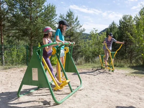 Aire de jeux au camping Roan Les Collines.