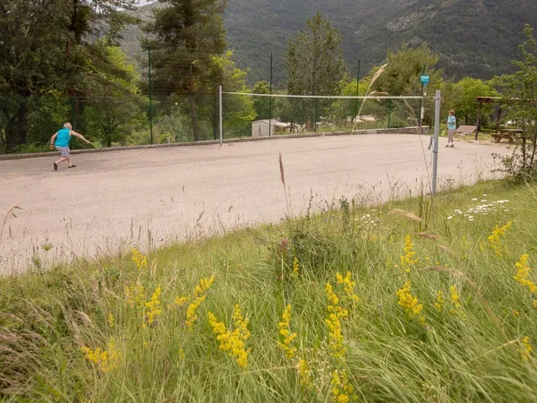 Terrain de badminton au camping Roan Les Collines.