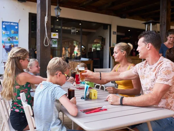 Apéritif familial au camping Roan Les Collines.