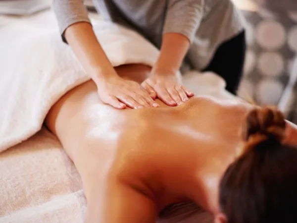 Activité de massage au camping Roan La Sardane.