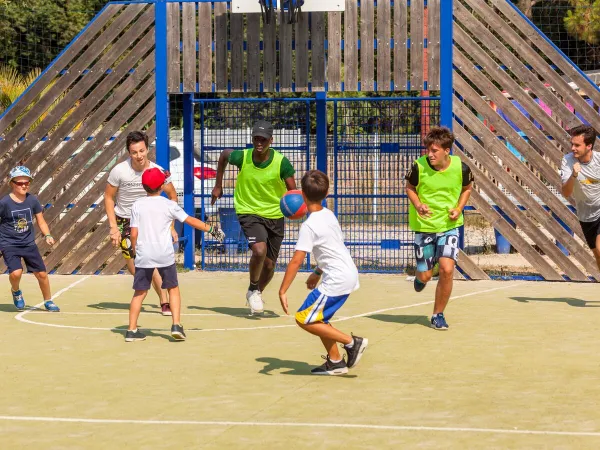 Terrain de basket au camping Roan La Sardane.