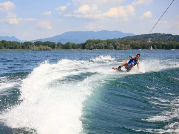 Ski nautique au camping Roan Lido Verbano.