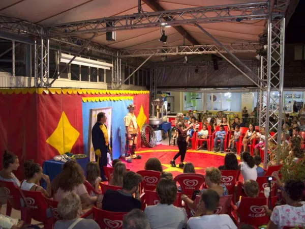 Spectacle pour enfants au camping Roan Lido Verbano.