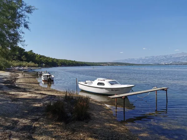 Lac accessible aux bateaux au camping Roan Karin.