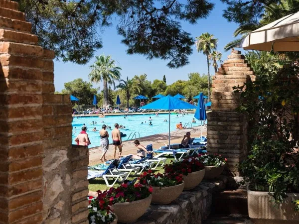 L'une des piscines du camping Roan Vilanova Park.