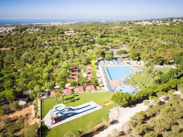 Vue d'ensemble du complexe de piscines du camping de Roan Vilanova Park.