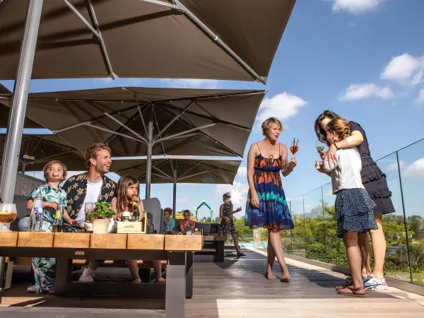 La terrasse du restaurant du camping Roan De Schatberg.