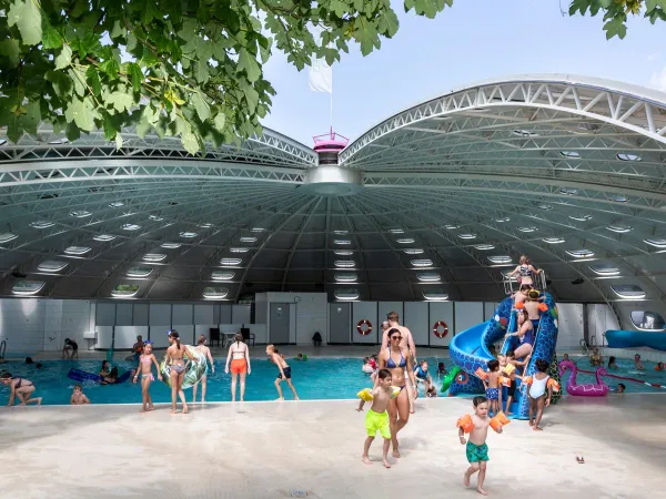 Piscine couverte au roan camping hu Birkelt village.