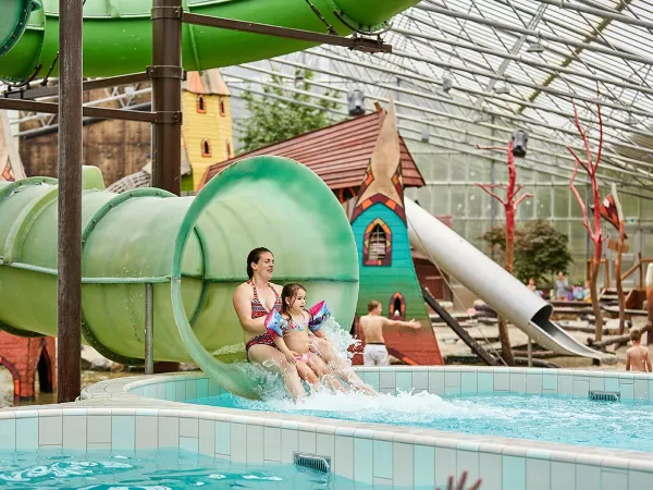 Glisser dans la piscine intérieure du camping Roan Terspegelt.