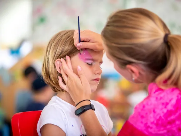 Activité de maquillage au camping Roan Bella Austria.