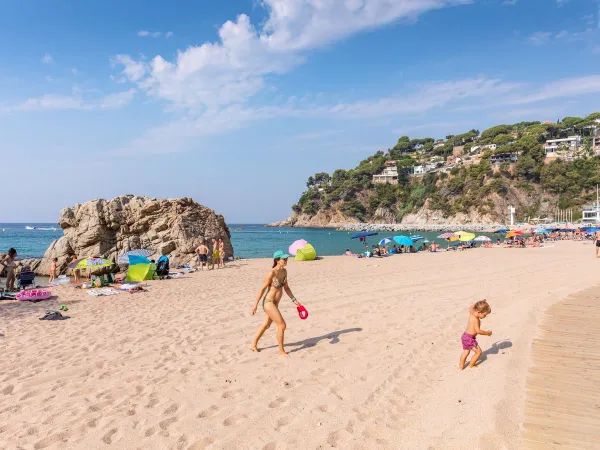 La plage du camping Roan Cala Canyelles.