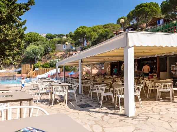 La terrasse du camping Roan Cala Canyelles.