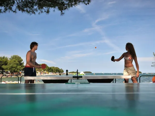 Jouer au ping-pong le long de la côte au camping Roan Valkanela.