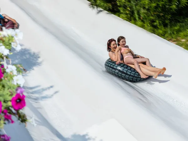 Glisser sur le grand toboggan aquatique du camping Roan hu Altomincio village.