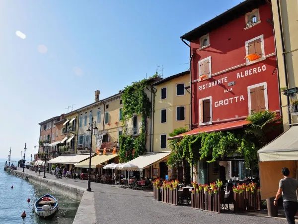 Attrayant village de Lazise à proximité du camping Roan Altomincio.