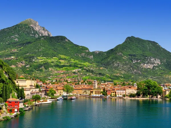 Le village de Riva del Garda près du camping Roan Altomincio.