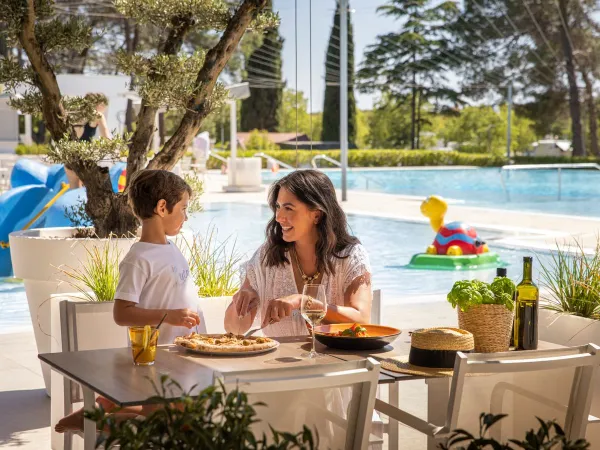 Manger au restaurant de la piscine du camping Roan Valkanela.