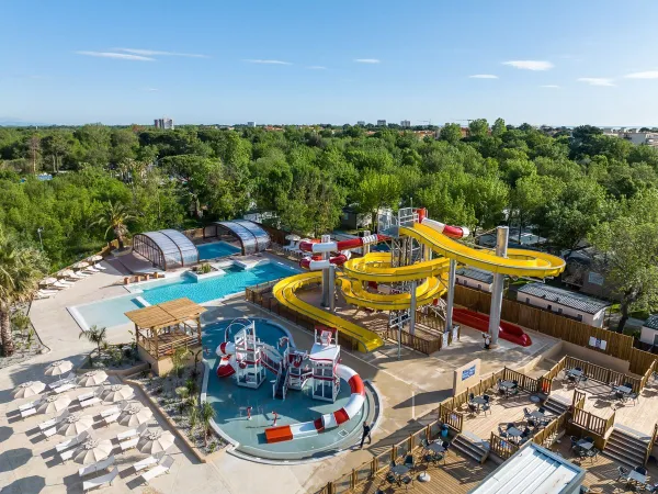 Vue d'ensemble du parc aquatique du camping Roan La Chapelle.