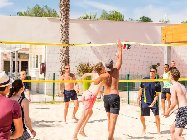 Volley-ball au camping Roan Domaine de La Yole.