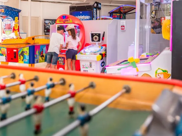 Salle de jeux au camping Roan Domaine de La Yole.