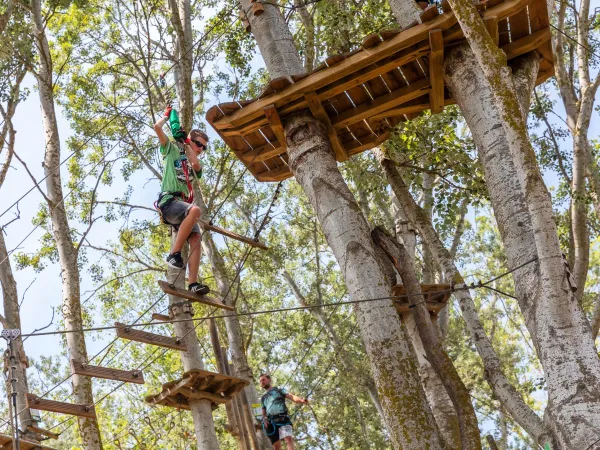 Cours d'escalade au camping Roan Domaine de La Yole.