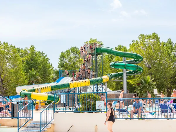 Piscine à toboggan au camping Roan Domaine de La Yole.