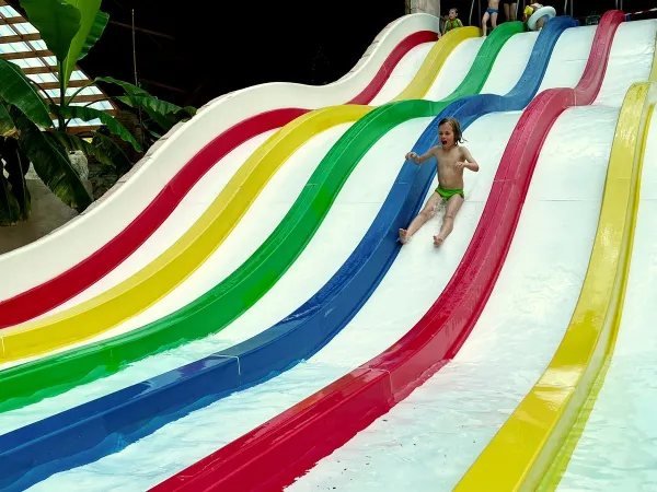 Toboggan coloré au camping Roan des Ormes.