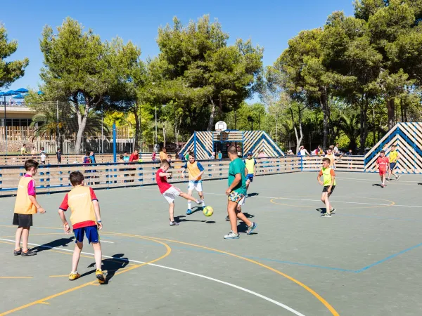 Jouer au football au camping Roan Vilanova Park.