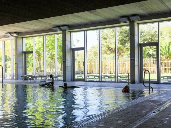 Piscine couverte au camping Roan Vilanova Park.