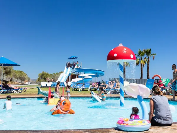 Piscine pour enfants avec équipement aquatique au Roan camping Vilanova Park.