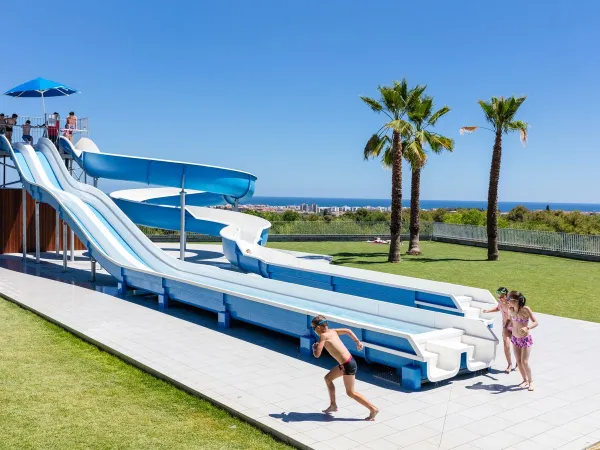 Toboggans aquatiques au camping Roan Vilanova Park.