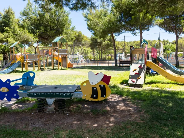 Une aire de jeux au camping Roan Vilanova Park.