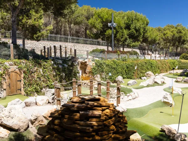 Parcours de golf miniature au camping Roan Vilanova Park.
