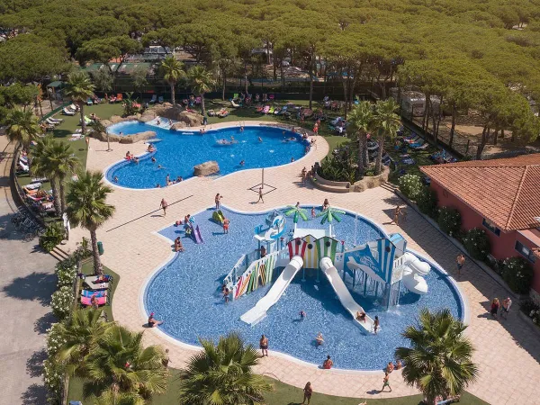 Vue d'ensemble des piscines du camping Roan Bella Terra.