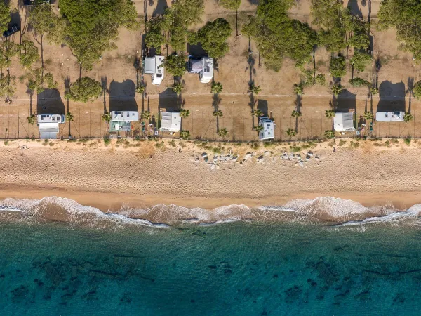 Prise de vue unique par drone de la plage du camping Roan Bella Terra.