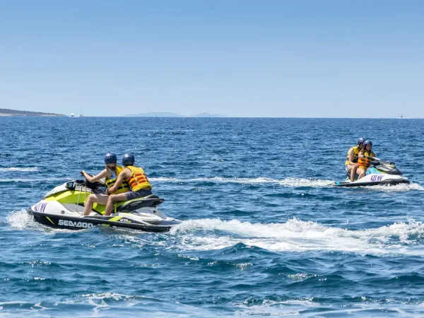 Personnes sur un bateau à Roan Camping El Pinar.