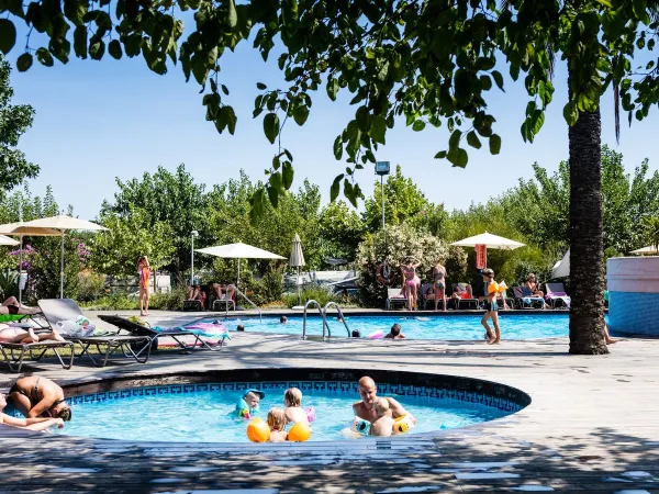 Amusement dans la piscine du Roan Camping El Pinar.