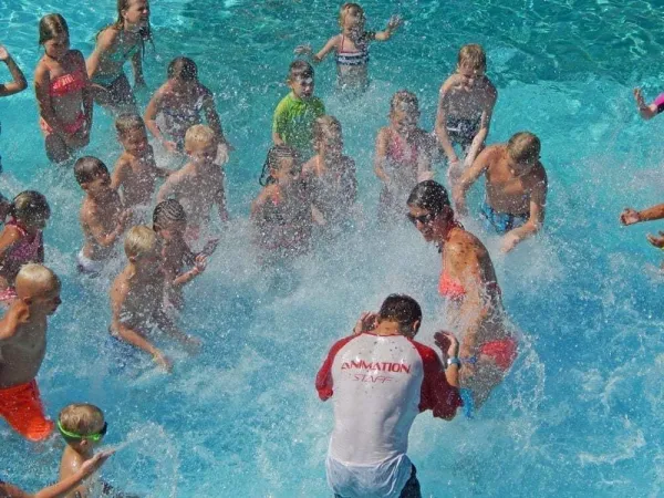 Animation dans la piscine du camping Roan Pra'delle Torri.