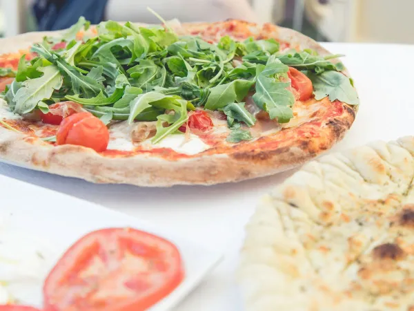 Pizza fraîche au camping Roan Pra'delle Torri.