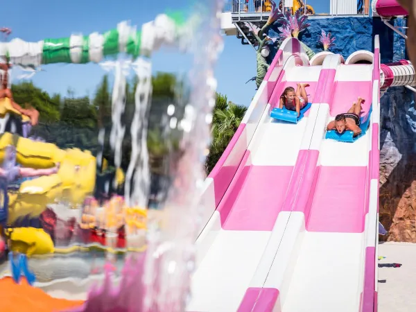 Toboggans spectaculaires au camping Roan Union Lido Mare.