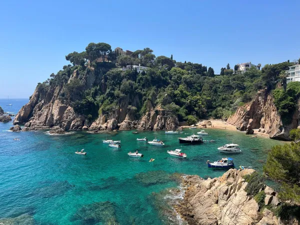 Belle baie à Blanes au Roan Camping El Pinar.