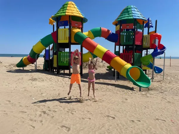 Aire de jeux pour enfants sur la plage du camping Roan Marina Di Venezia.