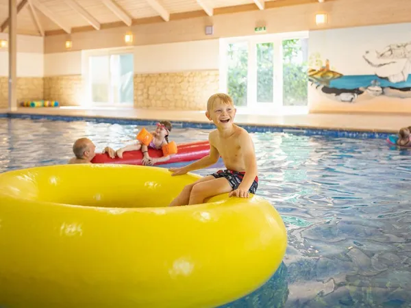 Un enfant joue dans le panier de natation au camping Roan Marvilla Parks Friese Meren.