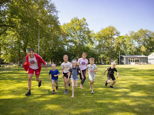 Des enfants qui courent sur Roan au camping Marvilla Parks Friese Meren.