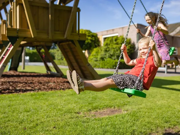 Enfants à bascule au camping Roan Marvilla Parks Friese Meren.