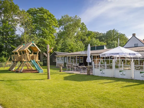 La terrasse avec l'aire de jeux du camping Roan Marvilla Parks Friese Meren.