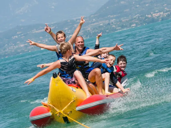 Amusement sur le bateau banane au camping Roan Cisano San Vito.